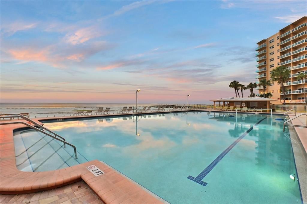 For Sale: $425,000 (1 beds, 1 baths, 707 Square Feet)