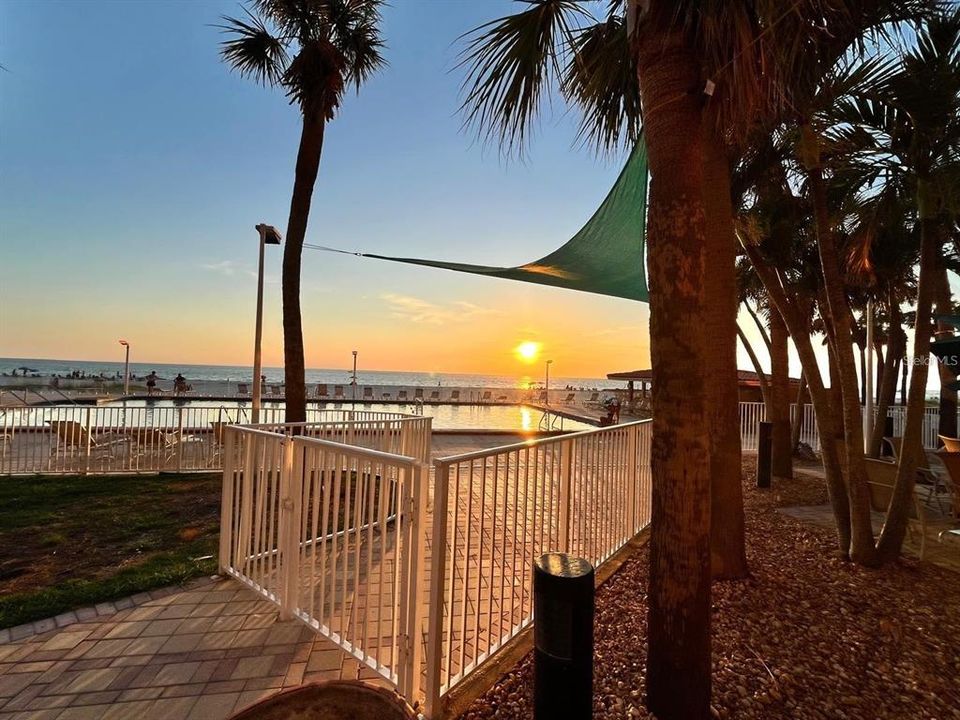 For Sale: $425,000 (1 beds, 1 baths, 707 Square Feet)