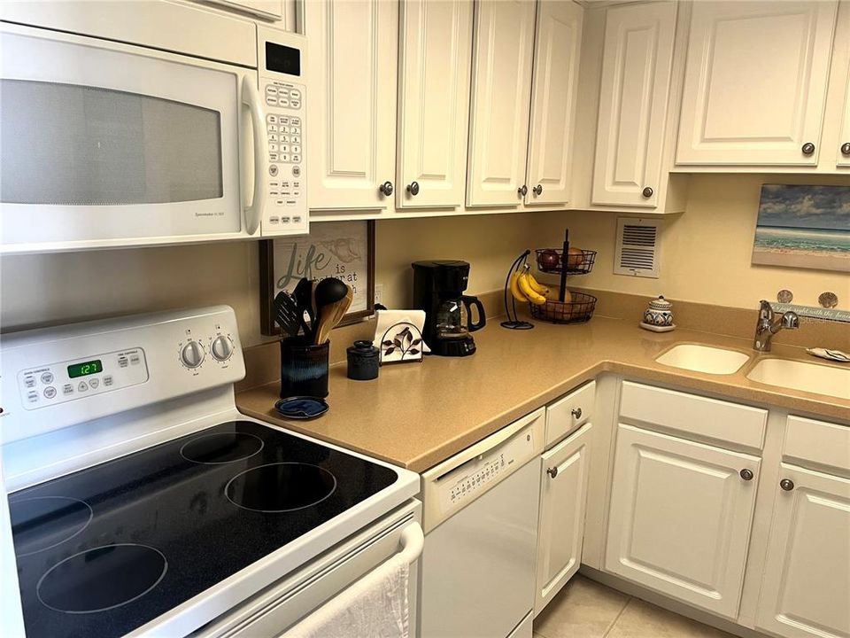 For Sale: $425,000 (1 beds, 1 baths, 707 Square Feet)