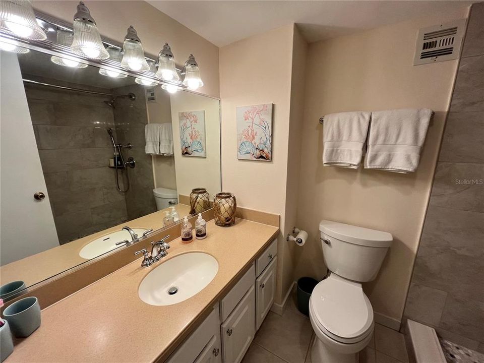 For Sale: $425,000 (1 beds, 1 baths, 707 Square Feet)