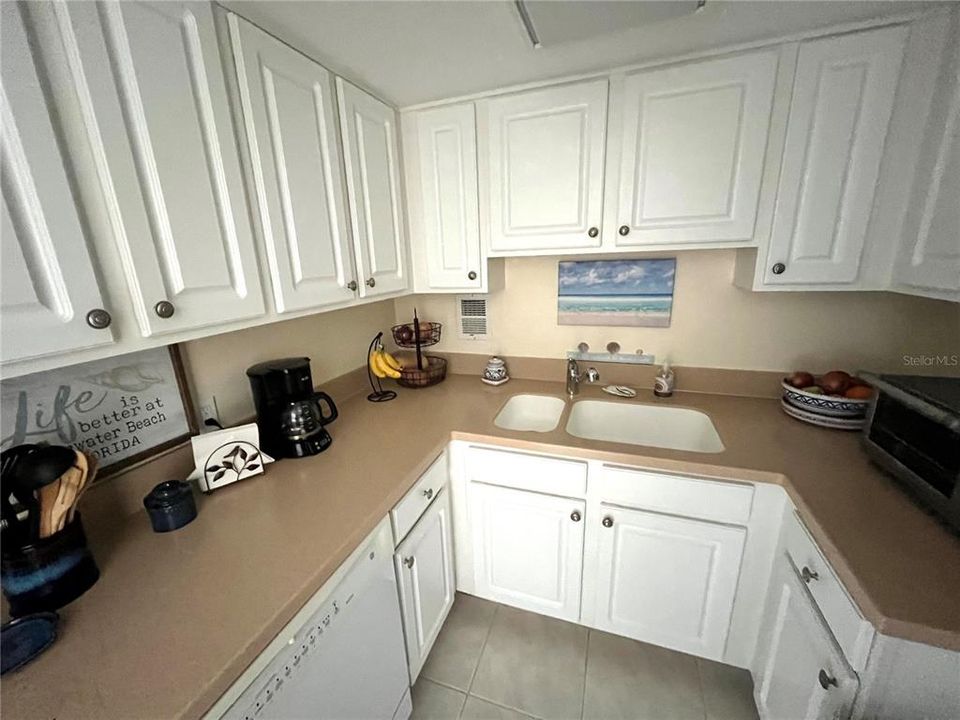 For Sale: $425,000 (1 beds, 1 baths, 707 Square Feet)