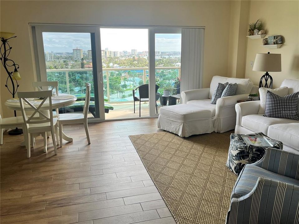 For Sale: $425,000 (1 beds, 1 baths, 707 Square Feet)