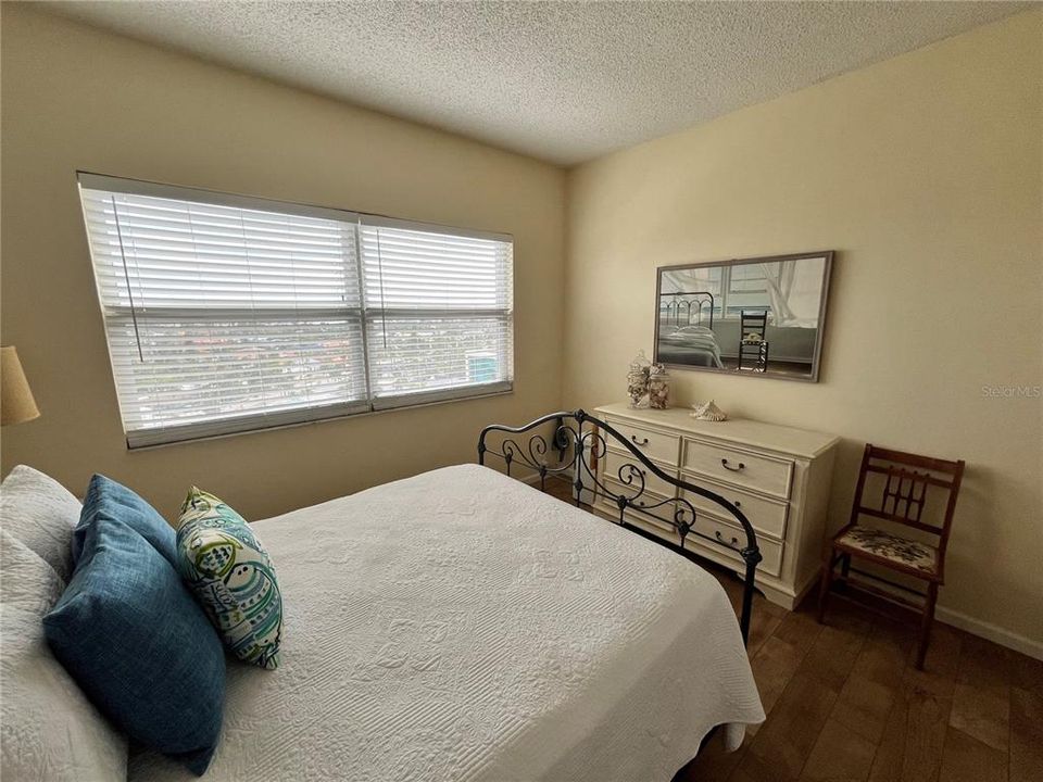 For Sale: $425,000 (1 beds, 1 baths, 707 Square Feet)