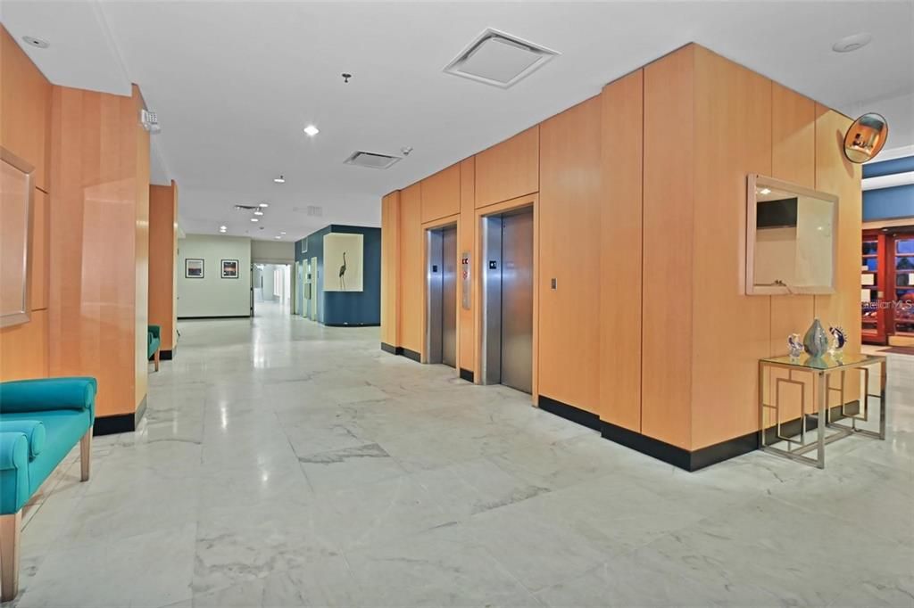 For Sale: $425,000 (1 beds, 1 baths, 707 Square Feet)