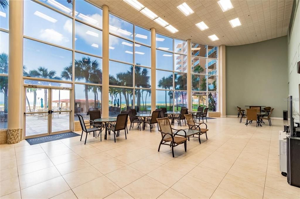 For Sale: $425,000 (1 beds, 1 baths, 707 Square Feet)