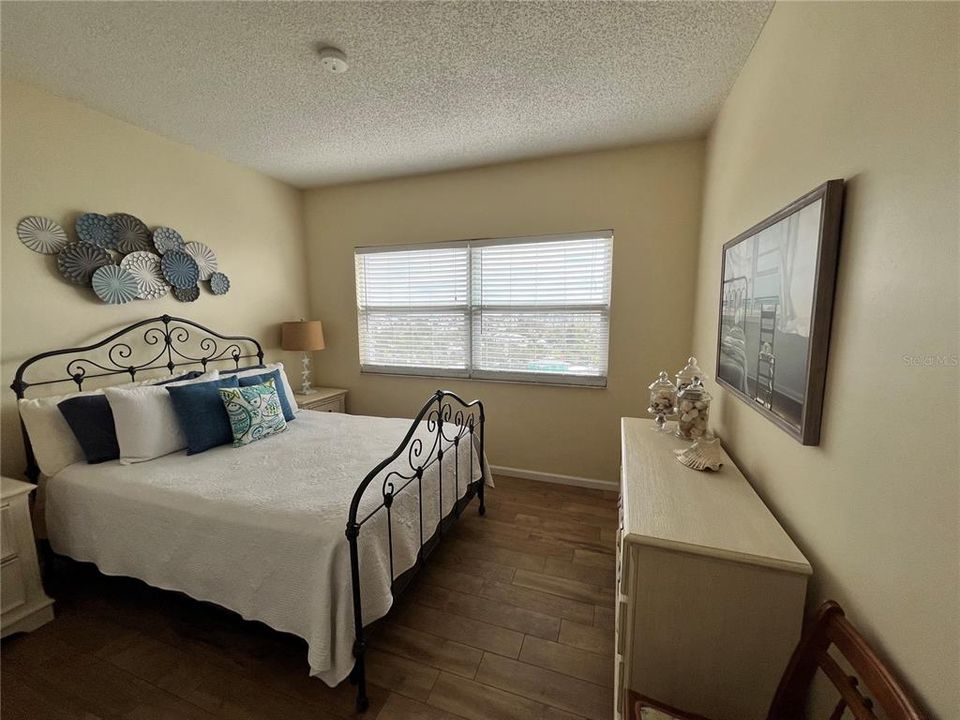 For Sale: $425,000 (1 beds, 1 baths, 707 Square Feet)