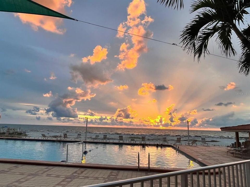 For Sale: $425,000 (1 beds, 1 baths, 707 Square Feet)