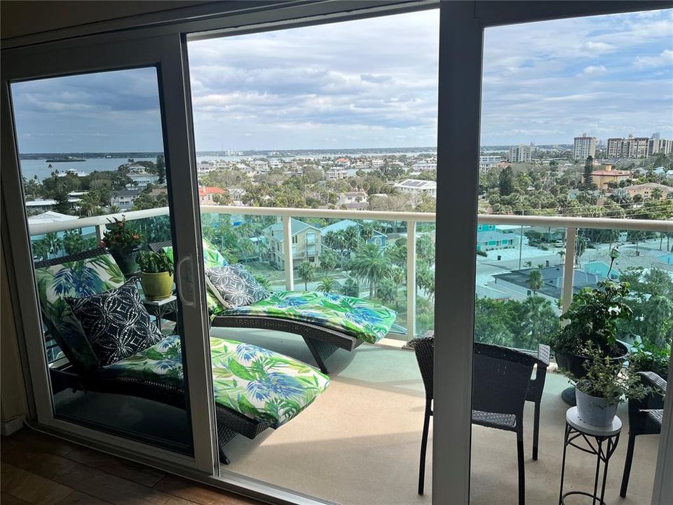 For Sale: $425,000 (1 beds, 1 baths, 707 Square Feet)