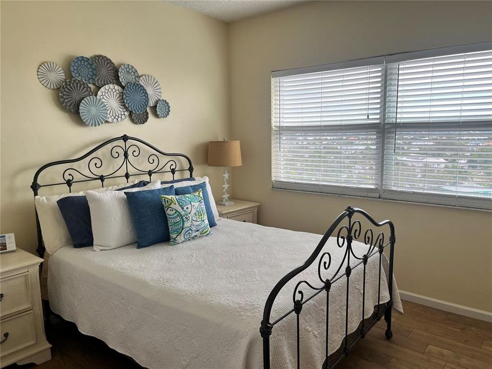 For Sale: $425,000 (1 beds, 1 baths, 707 Square Feet)