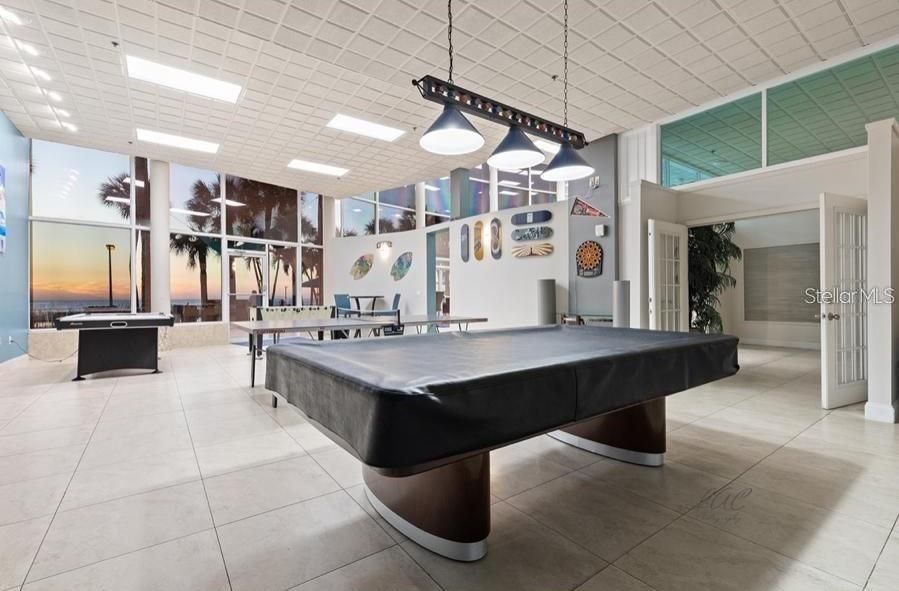 For Sale: $425,000 (1 beds, 1 baths, 707 Square Feet)