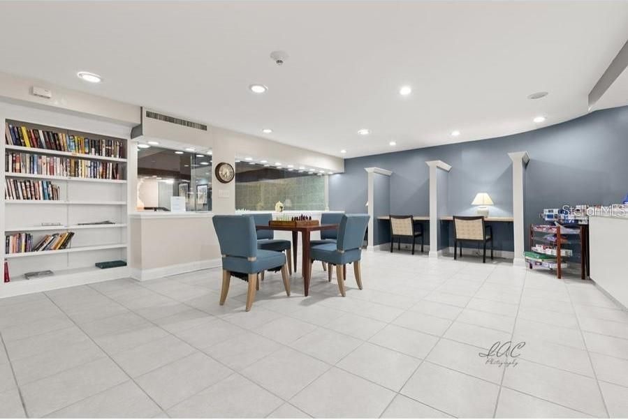 For Sale: $425,000 (1 beds, 1 baths, 707 Square Feet)