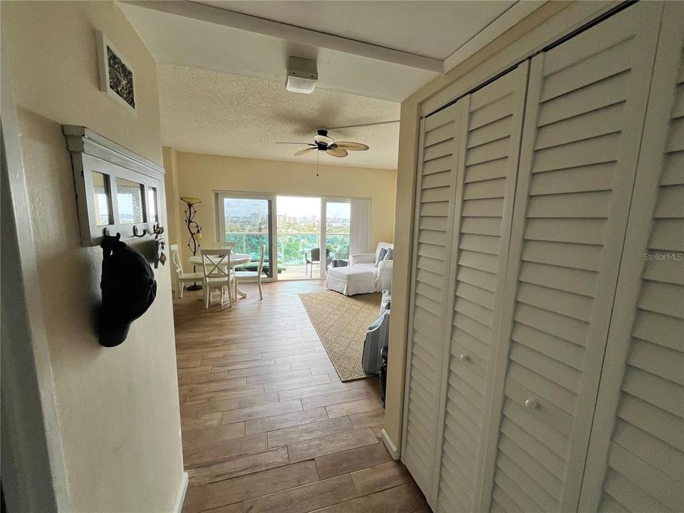 For Sale: $425,000 (1 beds, 1 baths, 707 Square Feet)