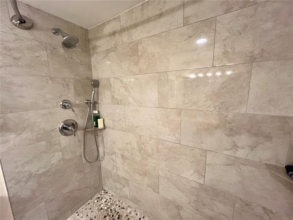 For Sale: $425,000 (1 beds, 1 baths, 707 Square Feet)