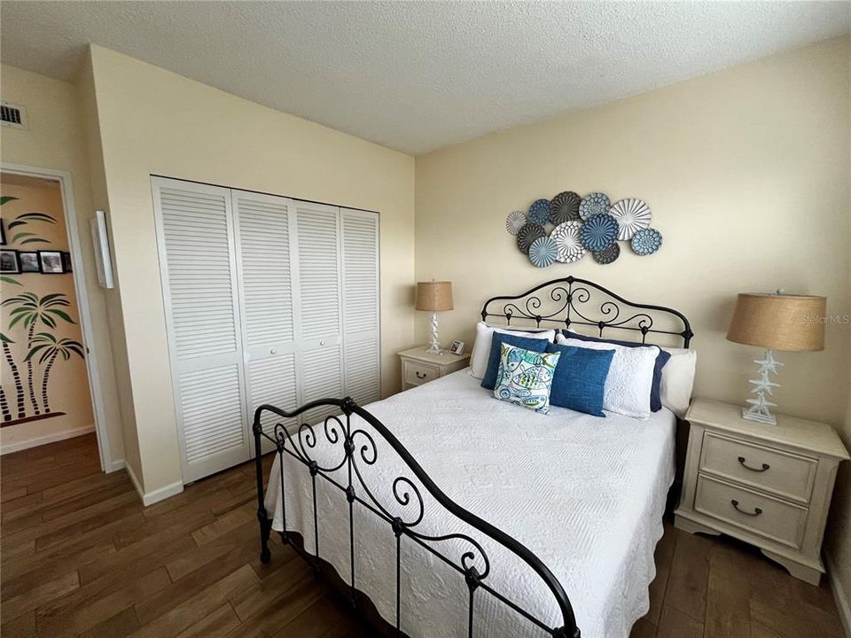 For Sale: $425,000 (1 beds, 1 baths, 707 Square Feet)