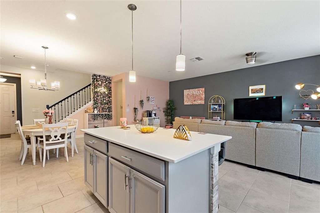 En Venta: $299,000 (3 camas, 2 baños, 1912 Pies cuadrados)