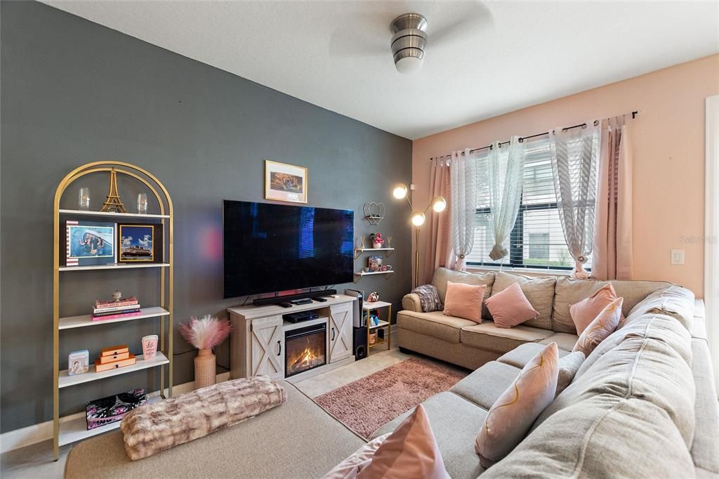 En Venta: $299,000 (3 camas, 2 baños, 1912 Pies cuadrados)