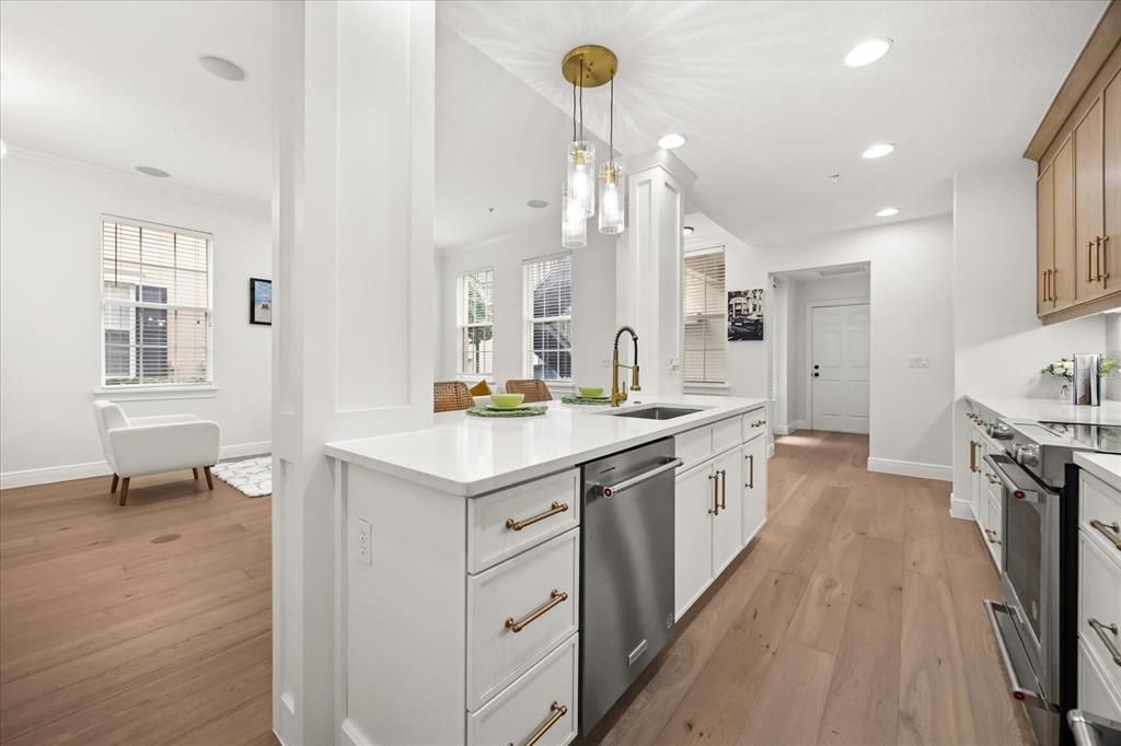 出租: $4,500 (3 贝兹, 2 浴室, 1894 平方英尺)