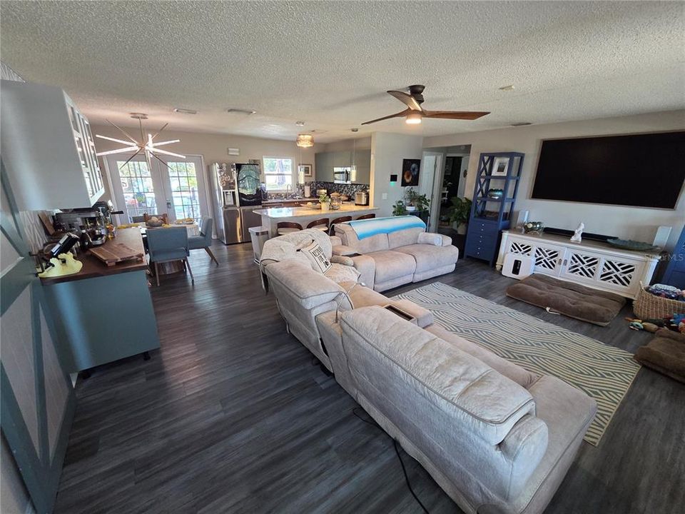 出租: $3,250 (3 贝兹, 2 浴室, 1242 平方英尺)