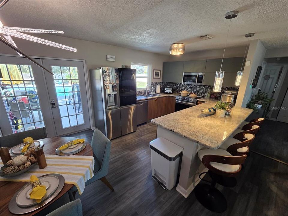 出租: $3,250 (3 贝兹, 2 浴室, 1242 平方英尺)