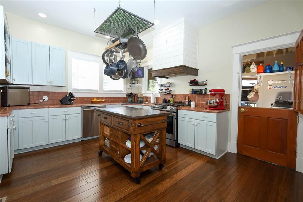 For Sale: $575,000 (4 beds, 2 baths, 2624 Square Feet)