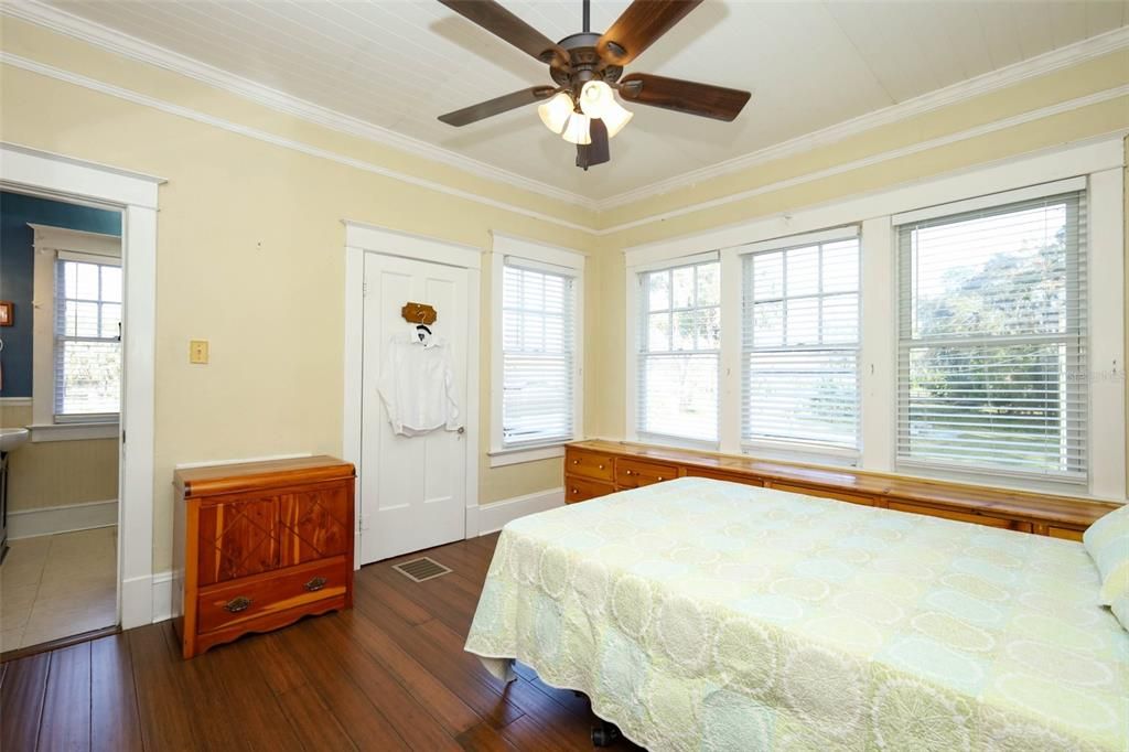 For Sale: $575,000 (4 beds, 2 baths, 2624 Square Feet)