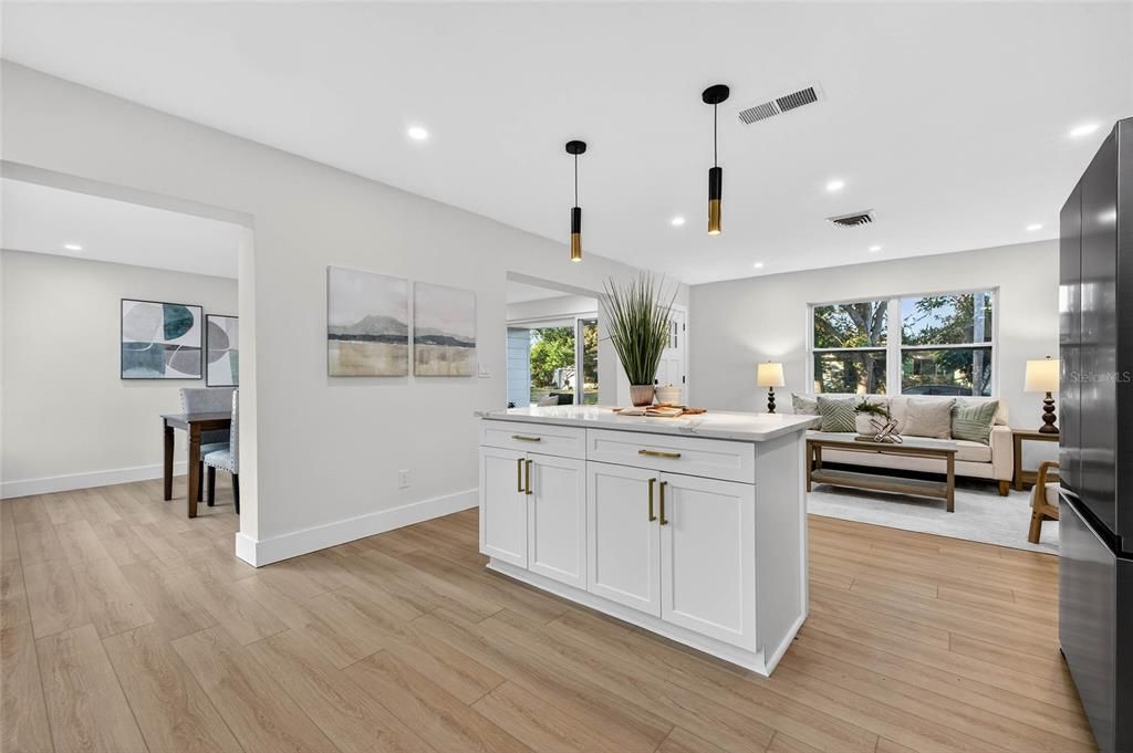 На продажу: $399,000 (2 спален, 1 ванн, 1105 Квадратных фут)