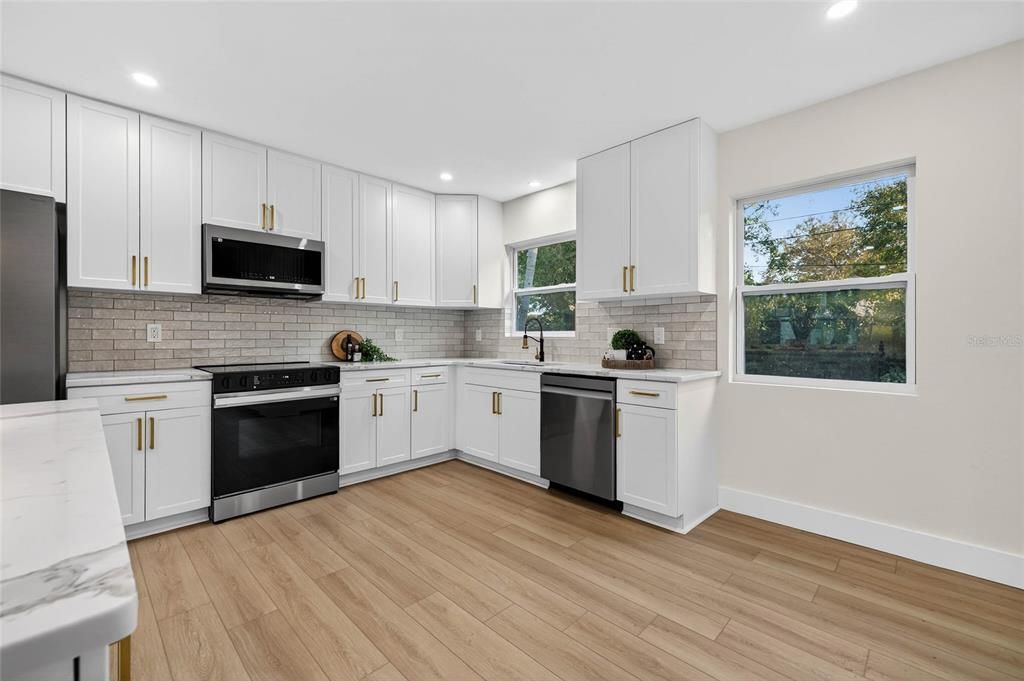 На продажу: $399,000 (2 спален, 1 ванн, 1105 Квадратных фут)