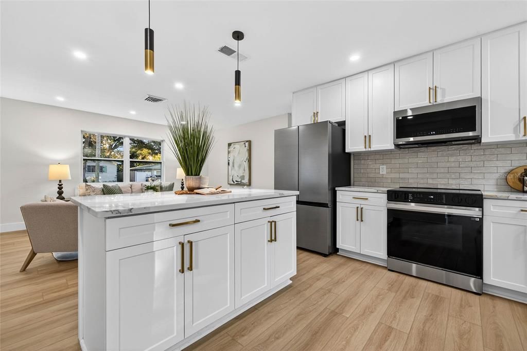 На продажу: $399,000 (2 спален, 1 ванн, 1105 Квадратных фут)