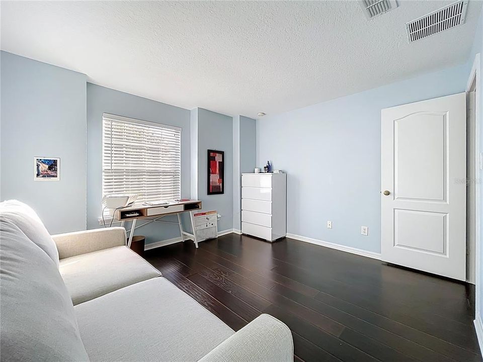 For Rent: $2,325 (3 beds, 3 baths, 1705 Square Feet)