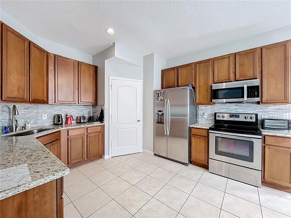 For Rent: $2,325 (3 beds, 3 baths, 1705 Square Feet)