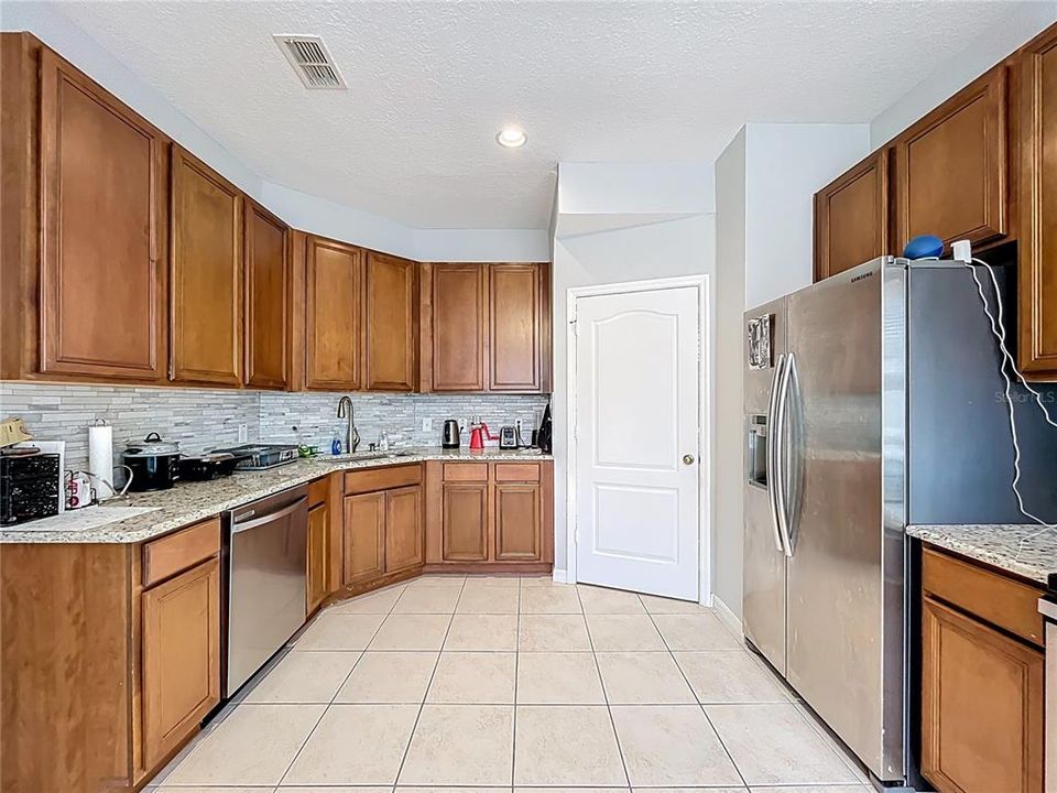 For Rent: $2,325 (3 beds, 3 baths, 1705 Square Feet)