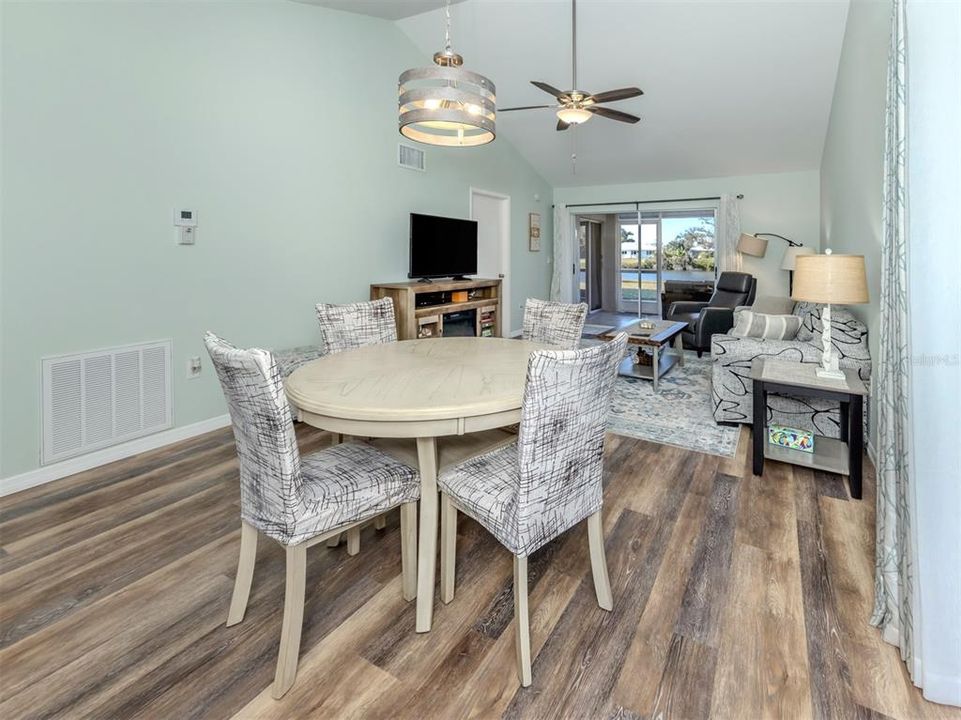 待售: $289,000 (2 贝兹, 2 浴室, 1195 平方英尺)