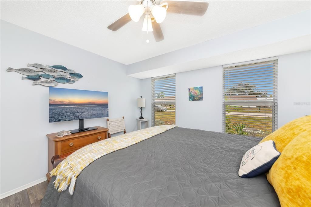 待售: $300,000 (3 贝兹, 2 浴室, 1094 平方英尺)