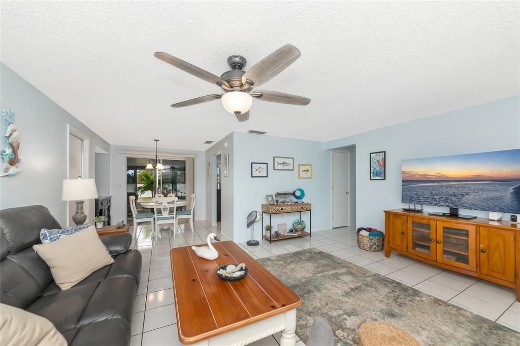 待售: $300,000 (3 贝兹, 2 浴室, 1094 平方英尺)