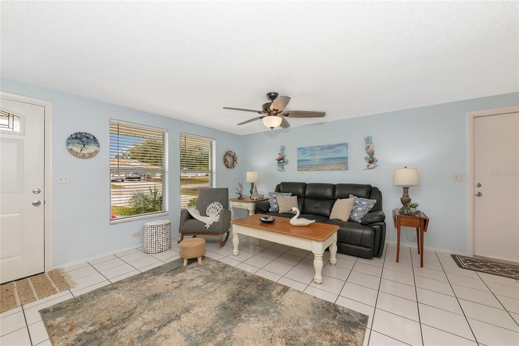 待售: $300,000 (3 贝兹, 2 浴室, 1094 平方英尺)