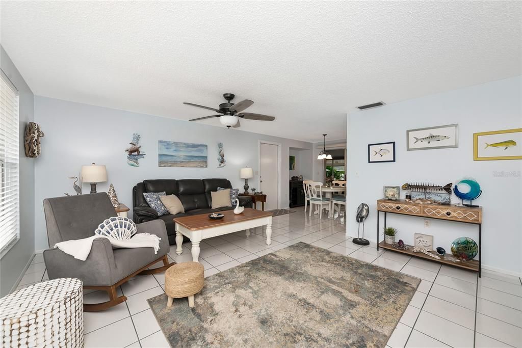 待售: $300,000 (3 贝兹, 2 浴室, 1094 平方英尺)