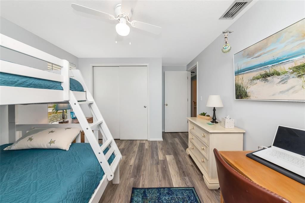 待售: $300,000 (3 贝兹, 2 浴室, 1094 平方英尺)