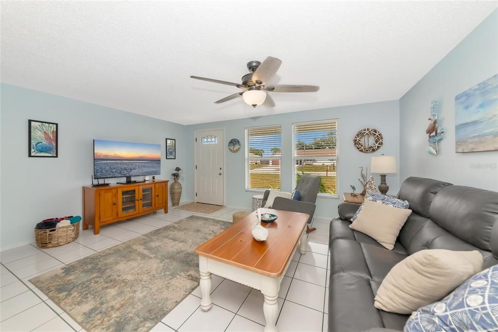 待售: $300,000 (3 贝兹, 2 浴室, 1094 平方英尺)