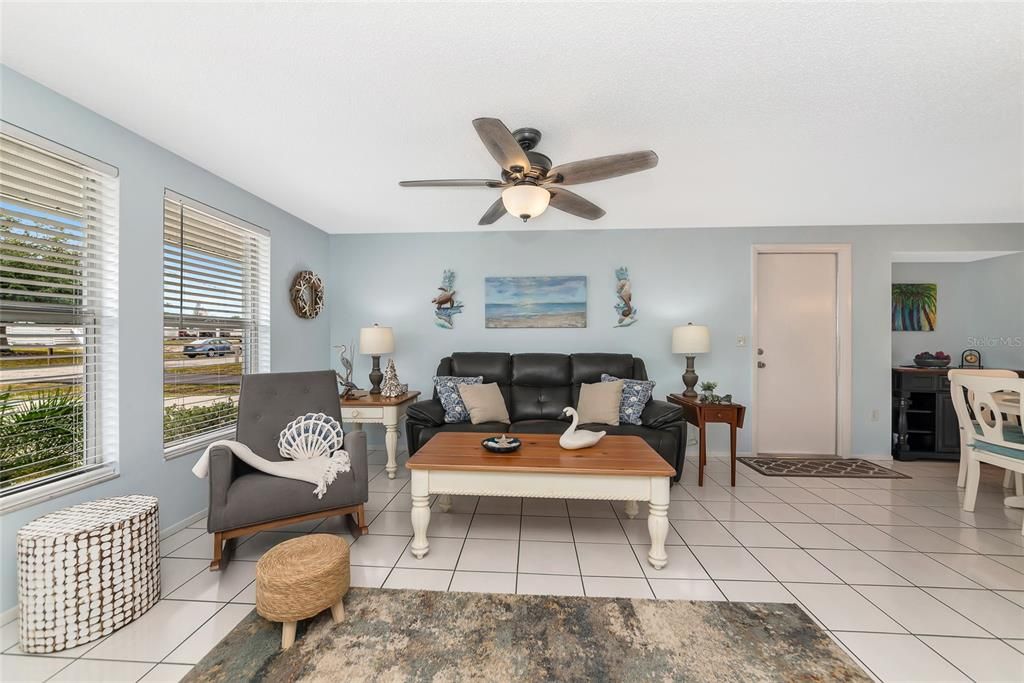 待售: $300,000 (3 贝兹, 2 浴室, 1094 平方英尺)