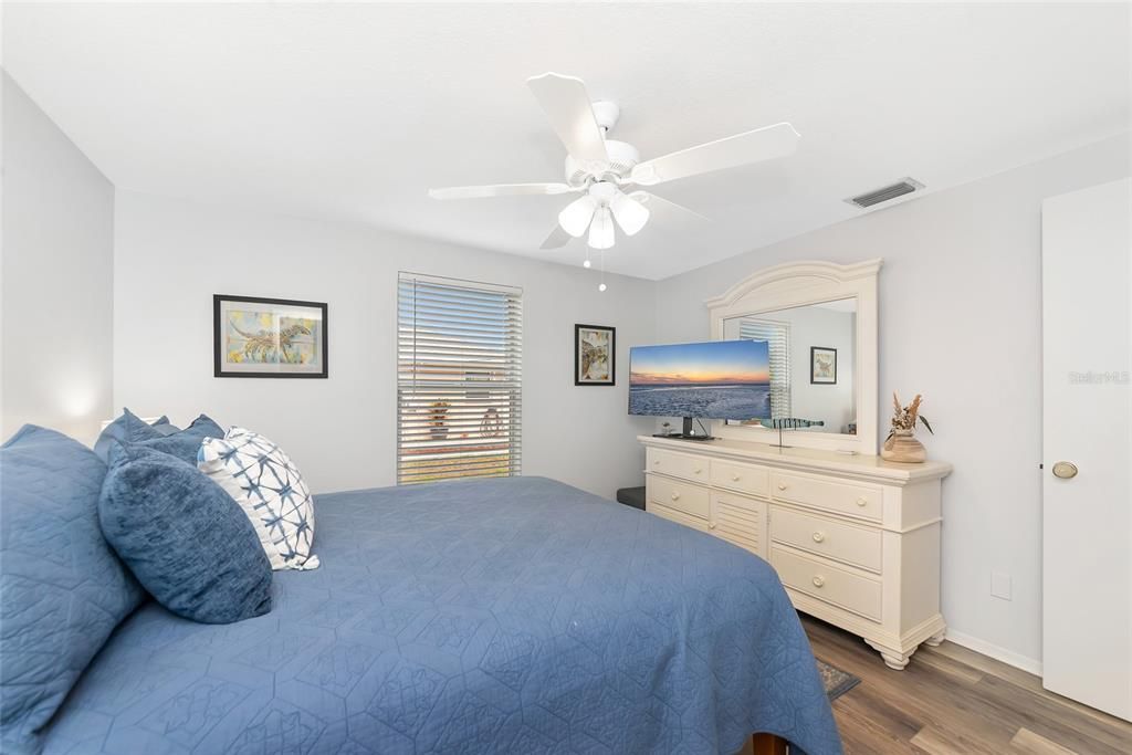 待售: $300,000 (3 贝兹, 2 浴室, 1094 平方英尺)