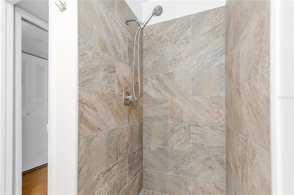 На продажу: $185,000 (2 спален, 2 ванн, 871 Квадратных фут)