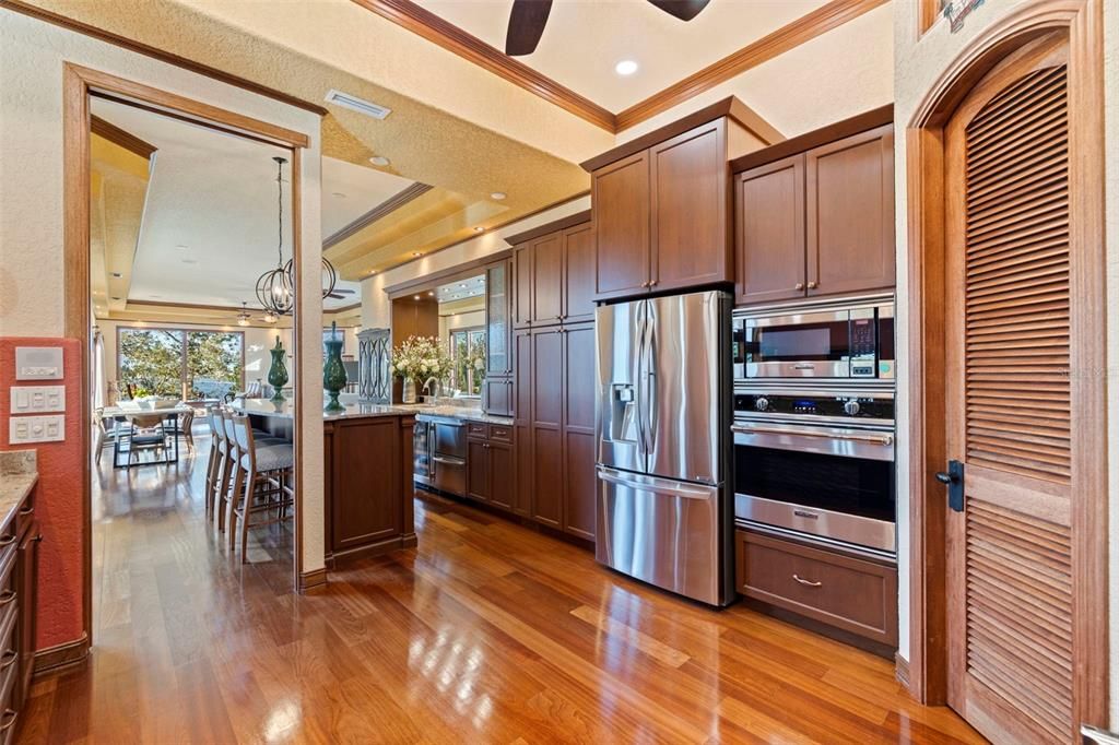 На продажу: $2,895,000 (4 спален, 3 ванн, 4456 Квадратных фут)