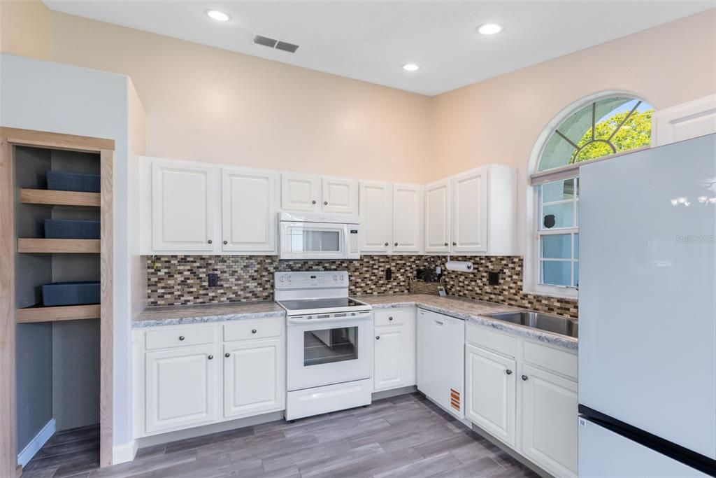 For Sale: $439,900 (5 beds, 3 baths, 1864 Square Feet)