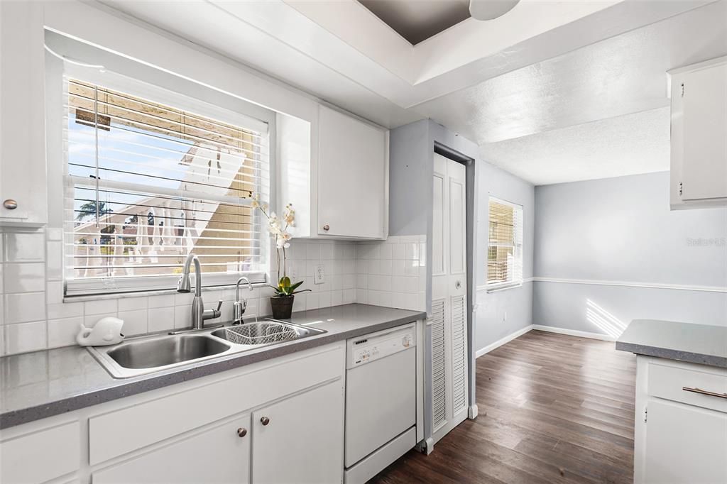 For Sale: $104,900 (1 beds, 1 baths, 669 Square Feet)