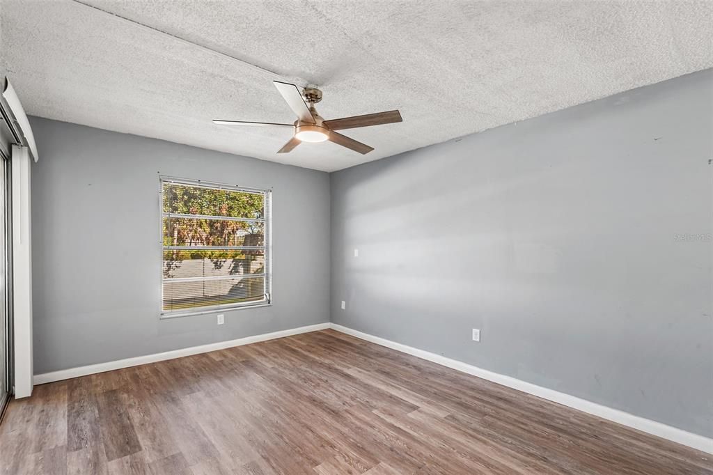 For Sale: $104,900 (1 beds, 1 baths, 669 Square Feet)