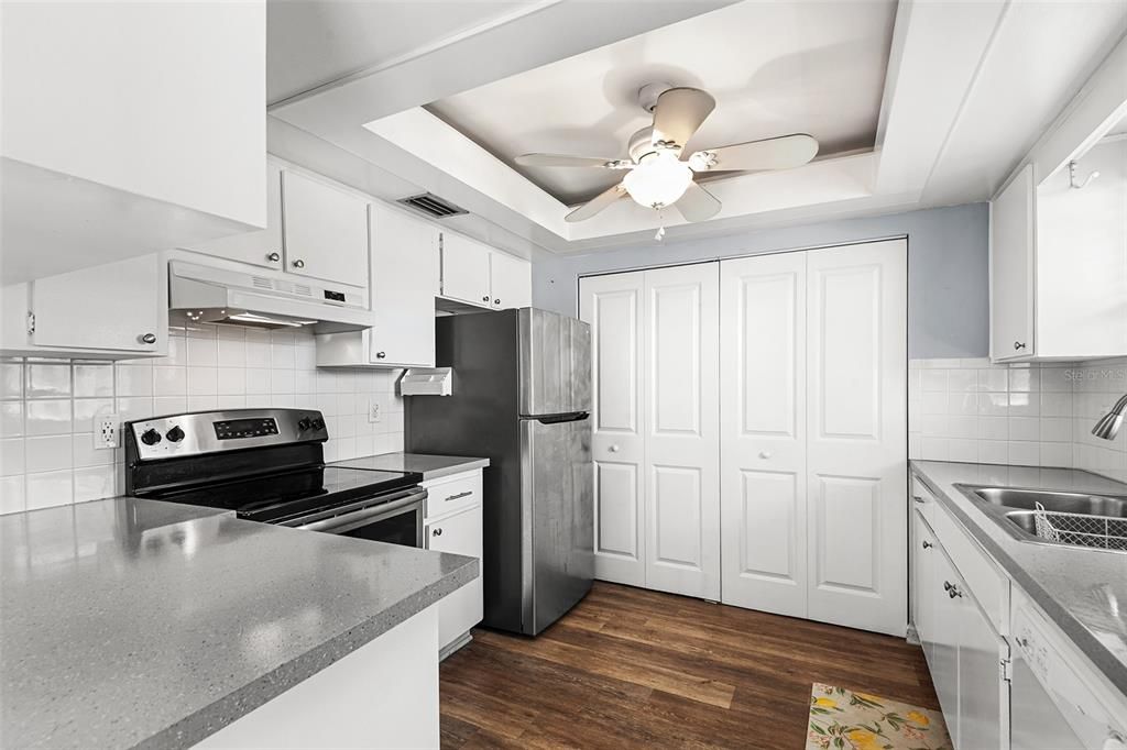 For Sale: $104,900 (1 beds, 1 baths, 669 Square Feet)