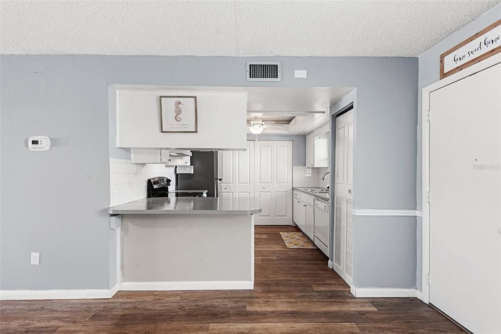 For Sale: $104,900 (1 beds, 1 baths, 669 Square Feet)