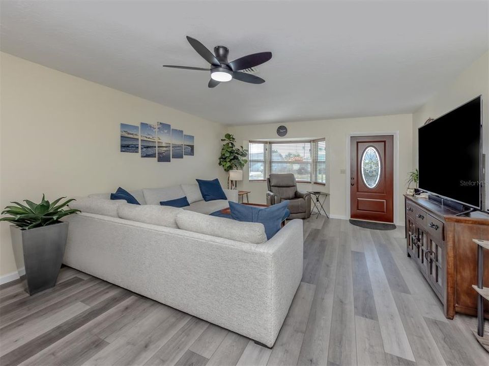 На продажу: $349,900 (3 спален, 2 ванн, 1254 Квадратных фут)