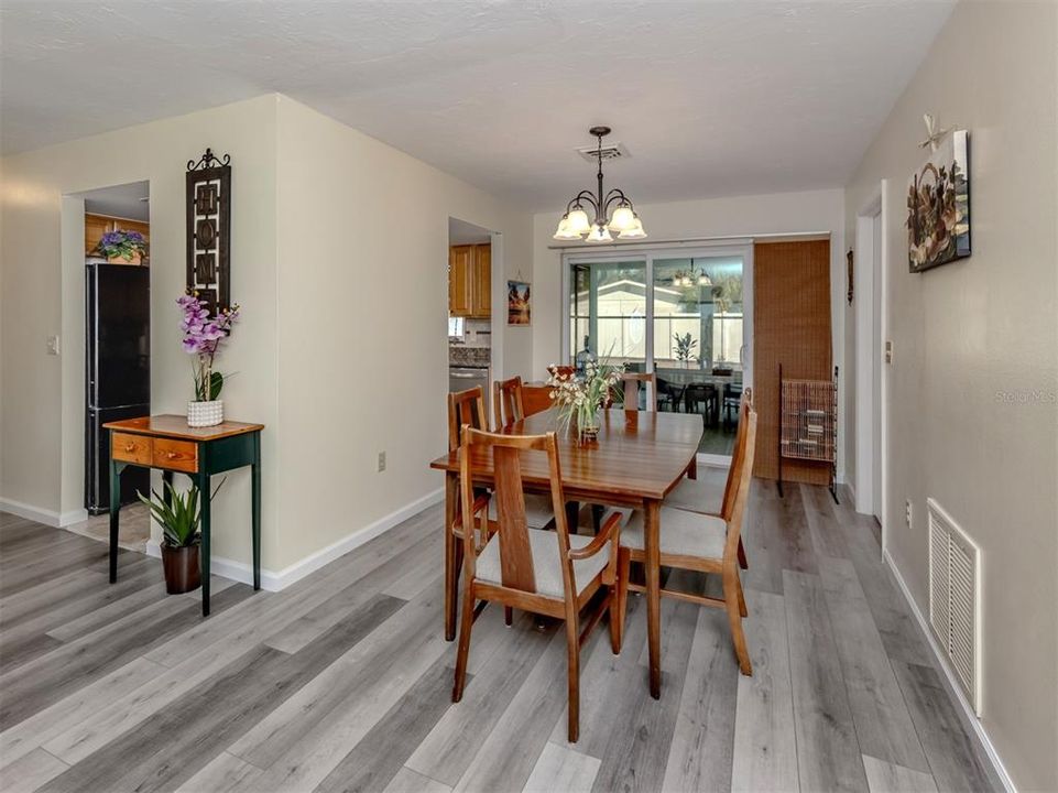 На продажу: $349,900 (3 спален, 2 ванн, 1254 Квадратных фут)