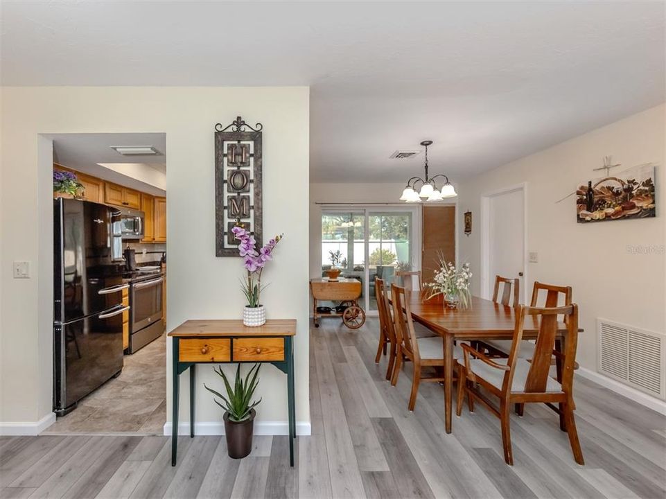 На продажу: $349,900 (3 спален, 2 ванн, 1254 Квадратных фут)